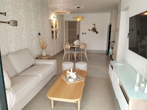 Family Apartment, Courtyard View | Living area