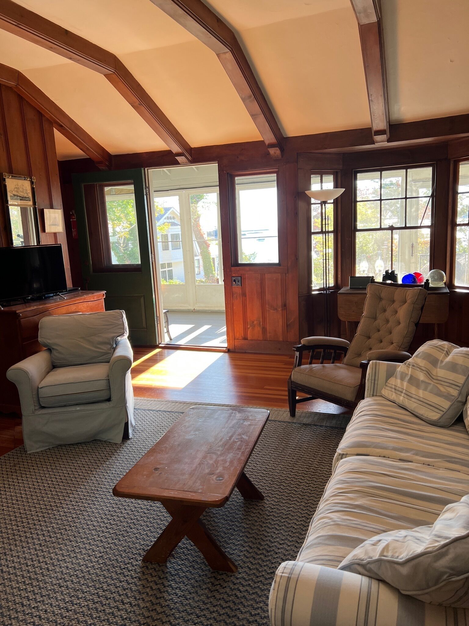 Smart TV, fireplace, DVD player