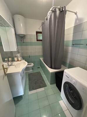 Hair dryer, towels, soap, toilet paper - Spacious 3-bedroom apartment with WiFi,private parking and AC in beautiful Zadar (Zadar)