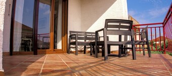 Spacious 3-bedroom apartment with WiFi,private parking and AC in beautiful Zadar