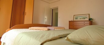 Spacious 3-bedroom apartment with WiFi,private parking and AC in beautiful Zadar