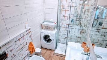 Doccia, asciugacapelli, bidet, asciugamani