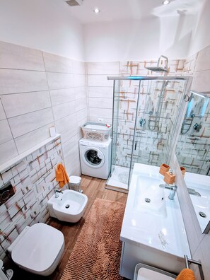 Shower, hair dryer, bidet, towels - Belvedere Penthouse★★★★★|Central |☀Sea View☀ (Termoli)