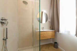 Dusche, Haartrockner, Handtücher