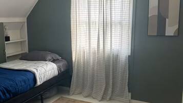 3 bedrooms, desk, WiFi (free), bed sheets