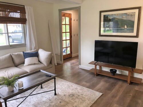 Contemporary Cottage 5 min walk to major bike path