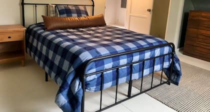 Contemporary Cottage 5 min walk to major bike path