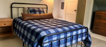 Contemporary Cottage 5 min walk to major bike path