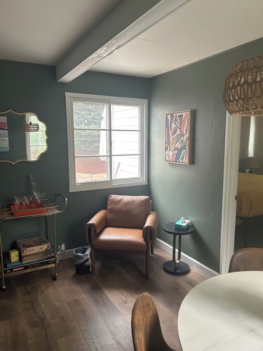 Contemporary Cottage 5 min walk to major bike path