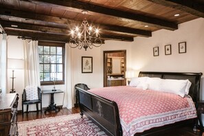 6 bedrooms, iron/ironing board, WiFi, bed sheets
