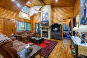 スマートテレビ、暖炉、書庫