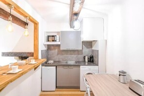 Kühlschrank, Mikrowelle, Herdplatte, Wasserkocher mit Kaffee-/Teezubehör