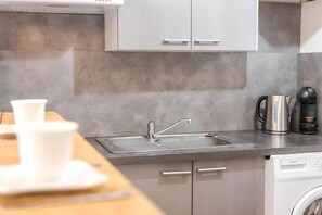 Kühlschrank, Mikrowelle, Herdplatte, Wasserkocher mit Kaffee-/Teezubehör