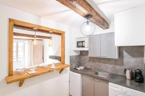 Kühlschrank, Mikrowelle, Herdplatte, Wasserkocher mit Kaffee-/Teezubehör