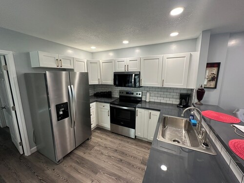 Glamorous 1BR/1.5BA Apartment  – Modern Charm with a Touch of Old Hollywood Glam