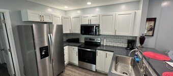 Glamorous 1BR/1.5BA Apartment  – Modern Charm with a Touch of Old Hollywood Glam