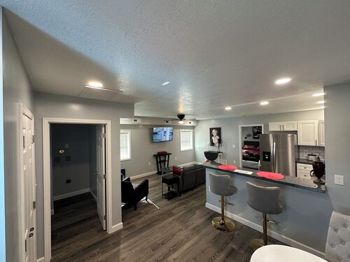 Glamorous 1BR/1.5BA Apartment  – Modern Charm with a Touch of Old Hollywood Glam