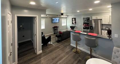 Glamorous 1BR/1.5BA Apartment – Modern Charm with a Touch of Old Hollywood Glam