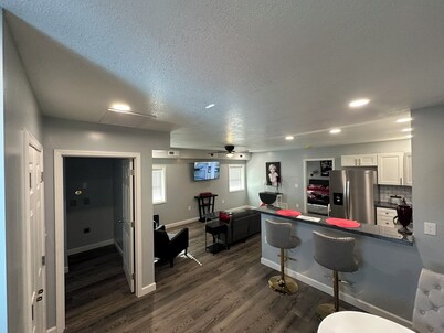 Glamorous 1BR/1.5BA Apartment  – Modern Charm with a Touch of Old Hollywood Glam