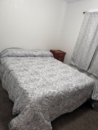 Charming 2-bedroom house with WiFi, AC in peaceful Council. Right in town.