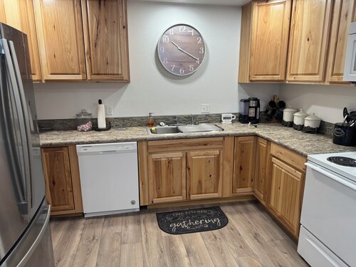 Charming 2-bedroom house with WiFi, AC in peaceful Council. Right in town.