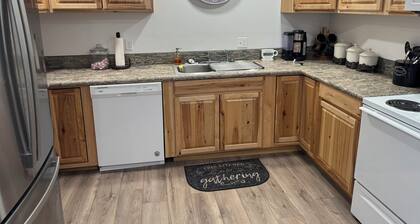 Charming 2-bedroom house with WiFi, AC in peaceful Council. Right in town.