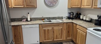 Charming 2-bedroom house with WiFi, AC in peaceful Council. Right in town.