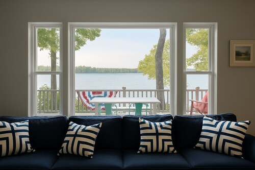 Charming 4-bedroom with views of Paw Paw Lake. Sleeps up to 10. 