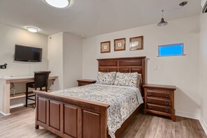 Escrivaninha, ferros/tábuas de passar roupa, Wi-Fi, roupa de cama