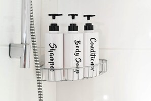 Douche, séchoir à cheveux, serviettes fournies