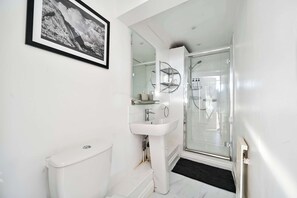 Douche, séchoir à cheveux, serviettes fournies