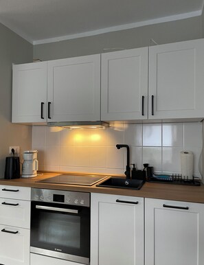 Fridge, oven, stovetop, dishwasher