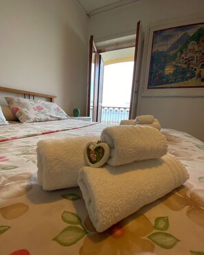 2 chambres, fer et planche à repasser, draps fournis