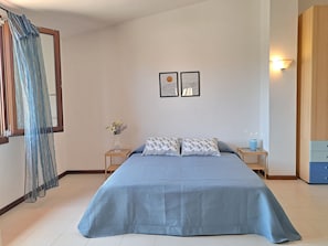 2 bedrooms, desk, iron/ironing board, free WiFi