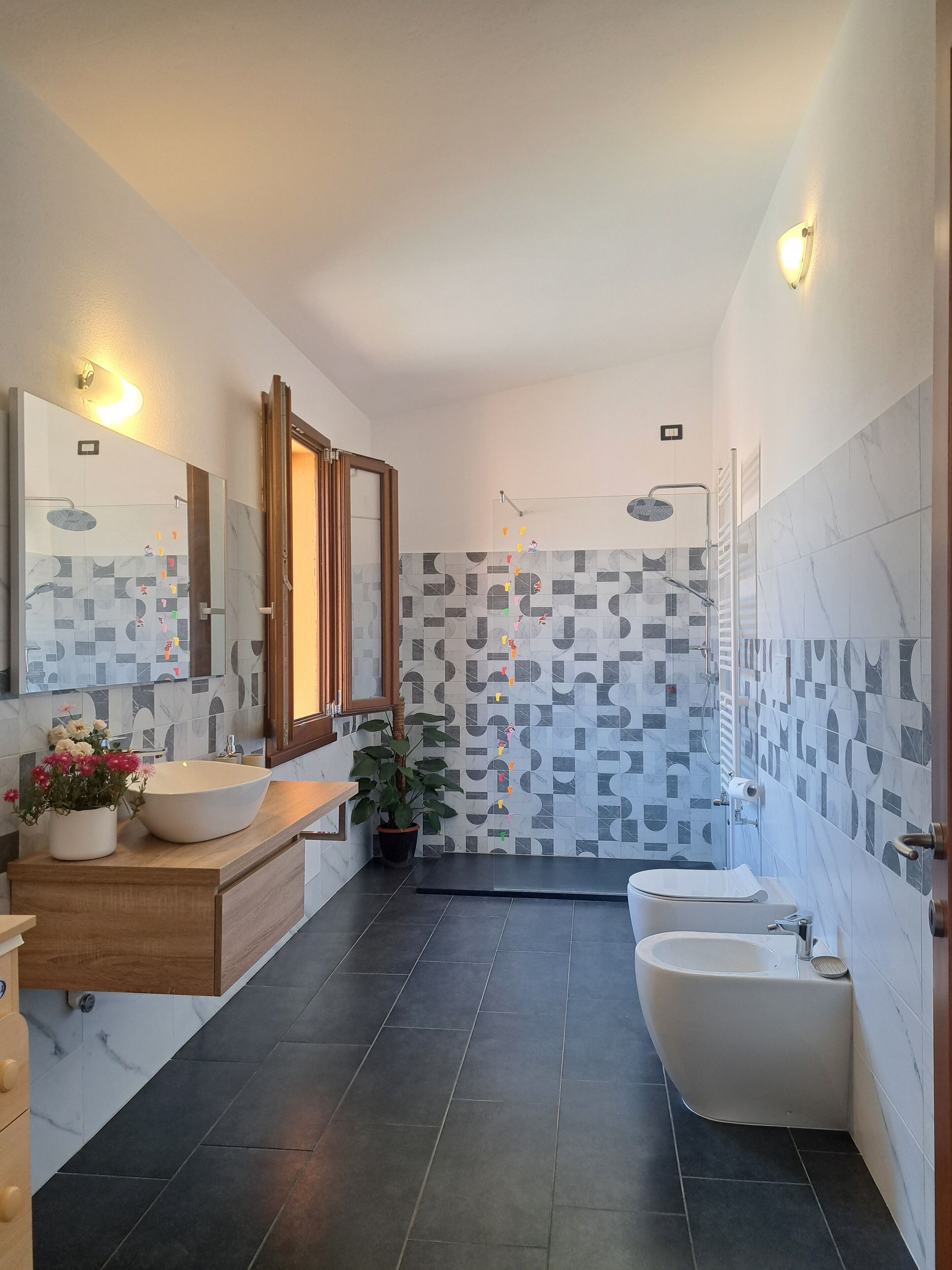 Dusche, Haartrockner, Bidet, Handtücher