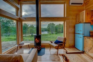 Fernseher, Kamin, Stereoanlage