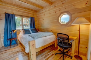 2 bedrooms, desk, free WiFi, bed sheets - River Views | Private Hot Tub | The Willow Cabin (Ellsworth)