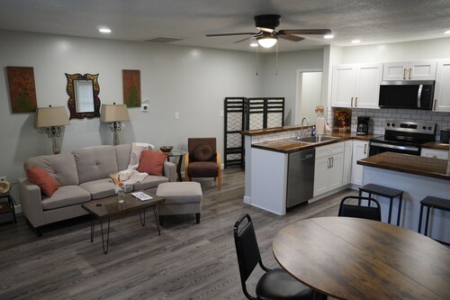 Quaint 2BR/2BA Apartment – Rustic Country Charm in the Heart of Downtown Fulton