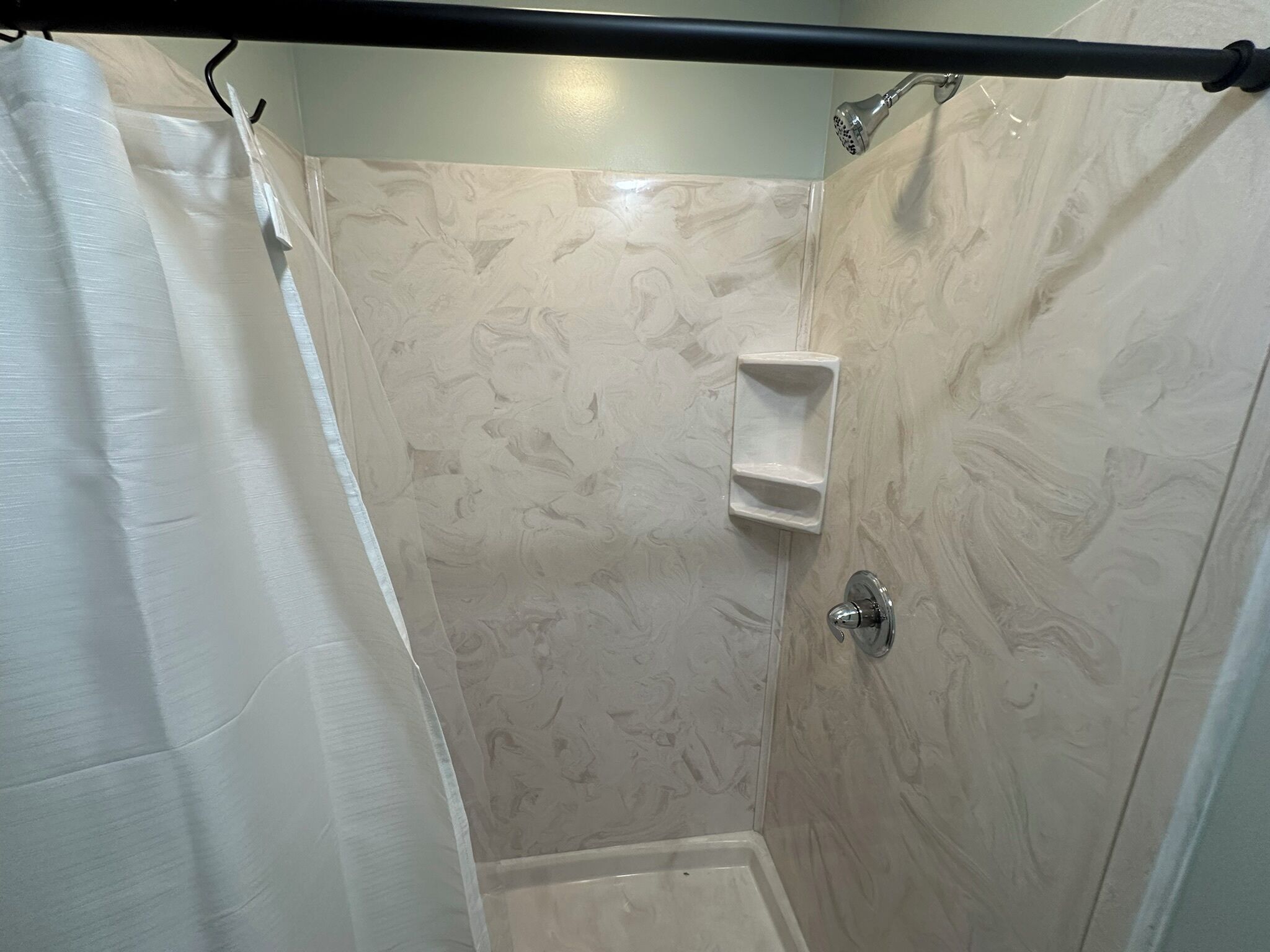 Regadera, toallas, papel de baño 