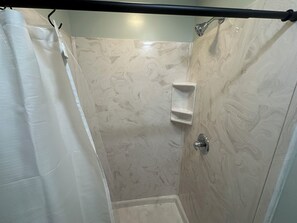 Shower, towels, toilet paper - Quaint 2BR/2BA Apartment – Rustic Country Charm in the Heart of Downtown Fulton (fulton)