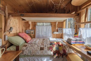 1 bedroom, WiFi - Official Tiny Earth Cabin: Cozy, 2-Night Minimum, Woods & Wildlife (Canterbury)