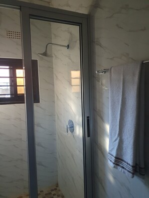 Douche, serviettes fournies, savon, papier toilette