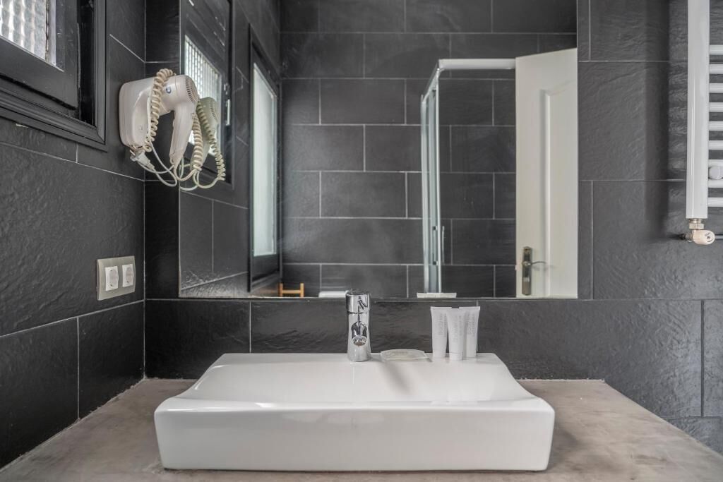 Een haardroger, handdoeken, zeep