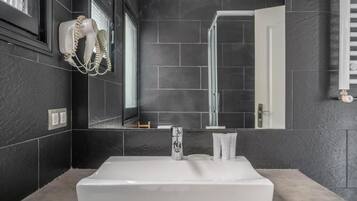 Een haardroger, handdoeken, zeep