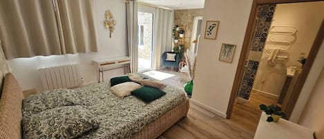 Bureau, lit parapluie, Wi-Fi gratuit, draps fournis