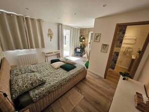 3 bedrooms, desk, travel cot, free WiFi