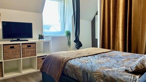 Skrivebord, weekendseng, gratis Wi-Fi, sengetøj