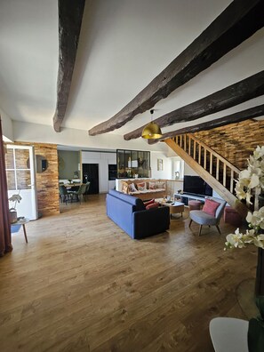 Smart TV, books, stereo