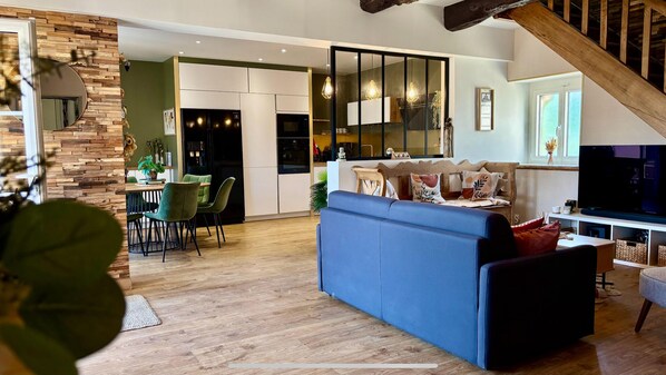 Smart-TV, bøker og stereoanlegg