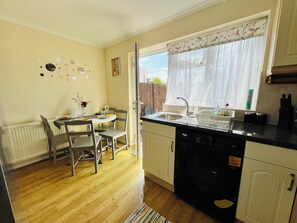 Réfrigérateur, micro-ondes, four, cafetière/bouilloire